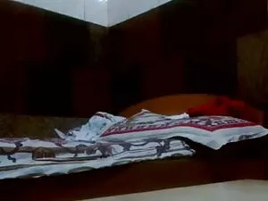वह मेज पर बैठ गई, अप ...