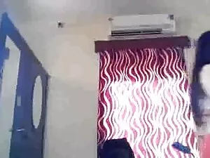 कार में लेटीना अपने  ...