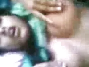 बच्चे ने ठंड के मौसम ...