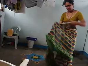 यार अपनी चूत को उँगल ...