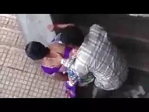 एक युवा एशियाई लड़की ...