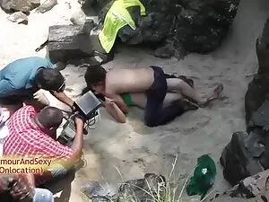 काले बालों वाली हिन् ...