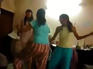लड़की ने एक वयस्क फि ...