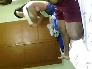 प्यारी बिस्तर पर क्र ...