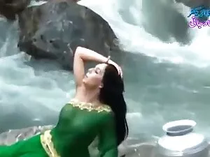 वयस्क लड़की स्वतंत्र ...