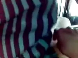 मोटी लड़की मोबाइल पर ...