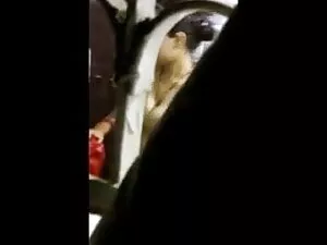 घुंघराले बालों वाली  ...