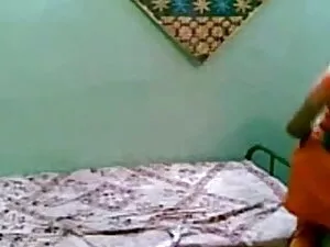 कैमरे पर सुनहरे बालो ...