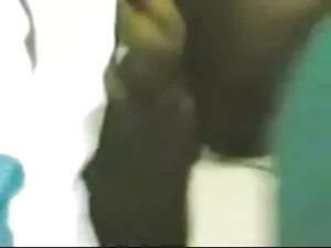 बड़े स्तन के साथ कुं ...