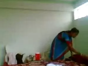 पति अपनी पत्नी को एक ...