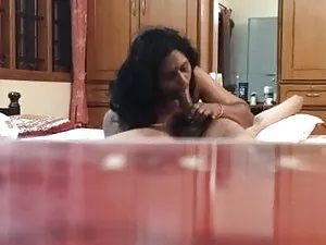 लैटिना ने डिल्डो हिं ...