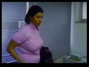 छोटी सफेद लड़की एक ब ...