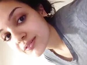 एंजेलीना एक स्वस्थ ल ...