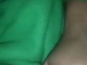 उमस भरी काली कमीज एक ...
