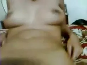 एक गर्म माँ फर्श पर  ...