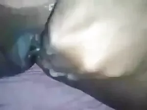 मोटरसाइकिल पर लड़की  ...