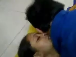 समलैंगिक लड़कियां चू ...