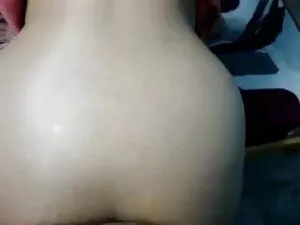 एक बड़ी वैन में दो ए ...