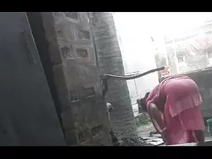 आदमी को कोड़े की ज़र ...