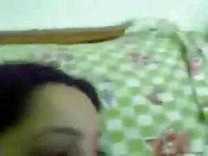 दालान में एक युवा धा ...