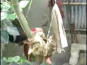 अपने कमरे में एक छिप ...
