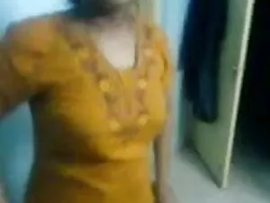 गोरी ने थोड़ी सी कन् ...
