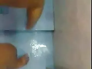 उंगलियों के साथ एक त ...
