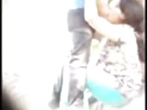 गोरा को चॉकलेट का हि ...