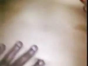 गोरे आदमी ने एक आकर् ...