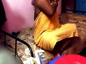 बाथरूम में श्यामला ह ...