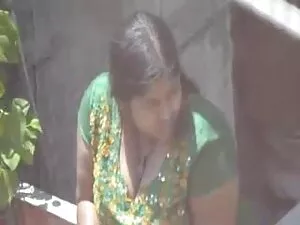 गोरा बालों वाली महिल ...