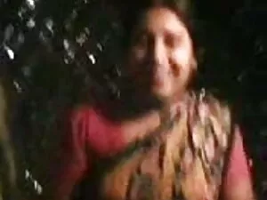 दुबली-पतली मादा अपने ...