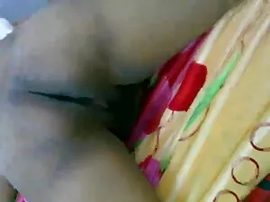 तनी हुई चूत पर उभरी  ...