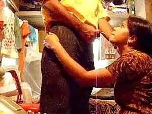 बच्चे ने एक डिक निगल ...