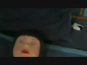 मोहक लड़की शांत चूसन ...