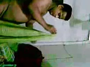 एक दोस्त सोफे पर बैठ ...