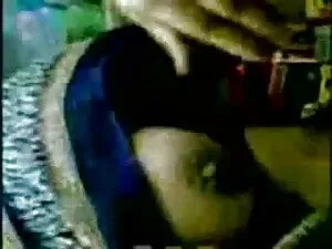 गोल स्तन के साथ श्या ...